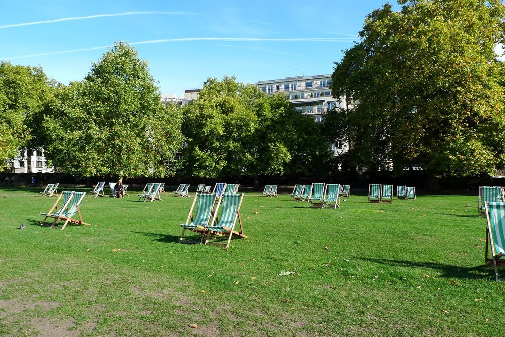 Лондон,Шезлонги в Green park
